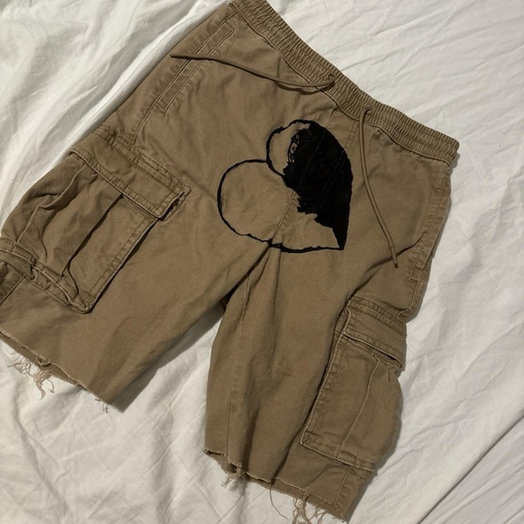 Custom Frayed “Faded Hearts”Cargo Shorts Mens small. - Picture 1 of 2